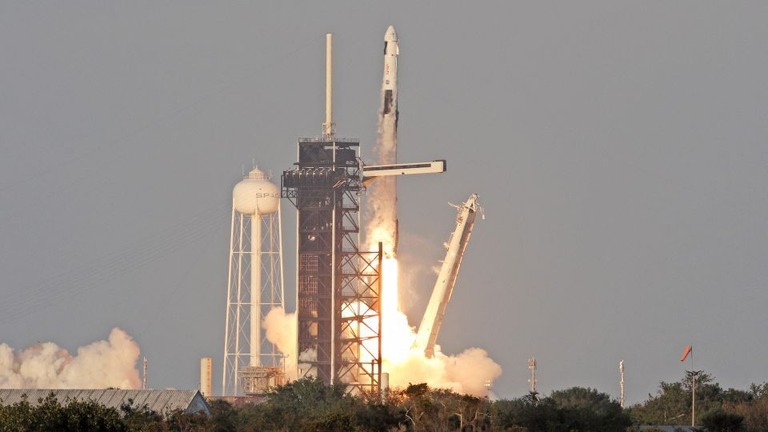 スペースXの宇宙船「クルードラゴン」、打ち上げ成功 ISS