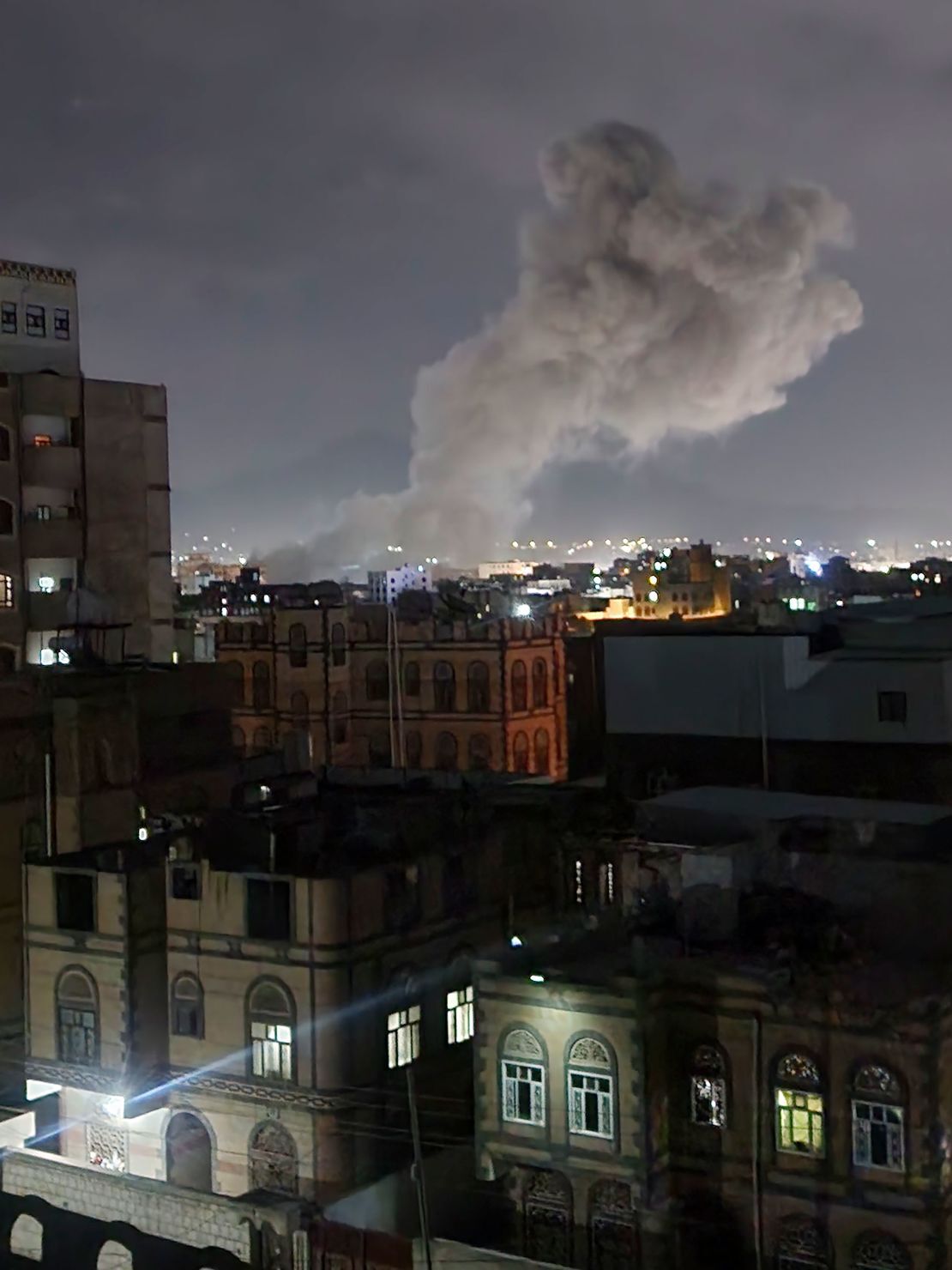 空爆の報道があった場所で上空に立ち上る煙=15日、イエメン首都サヌア/Osamah Abdulrahman/AP