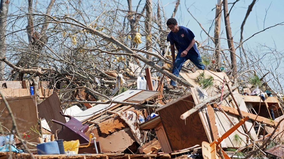 米中部と南部で相次ぐ竜巻　３９人死亡、３０万軒停電　建物にも大きな被害