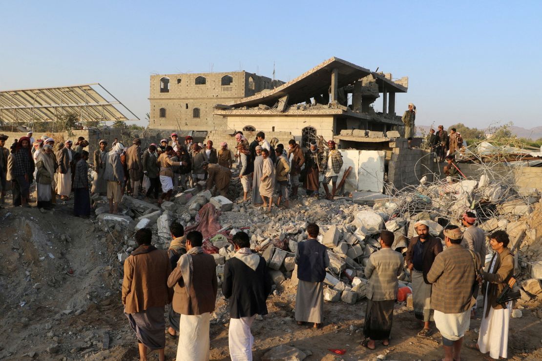 攻撃により破壊された家屋の跡地に集まる人々=16日、イエメン北部サーダ/Naif Rahma/Reuters