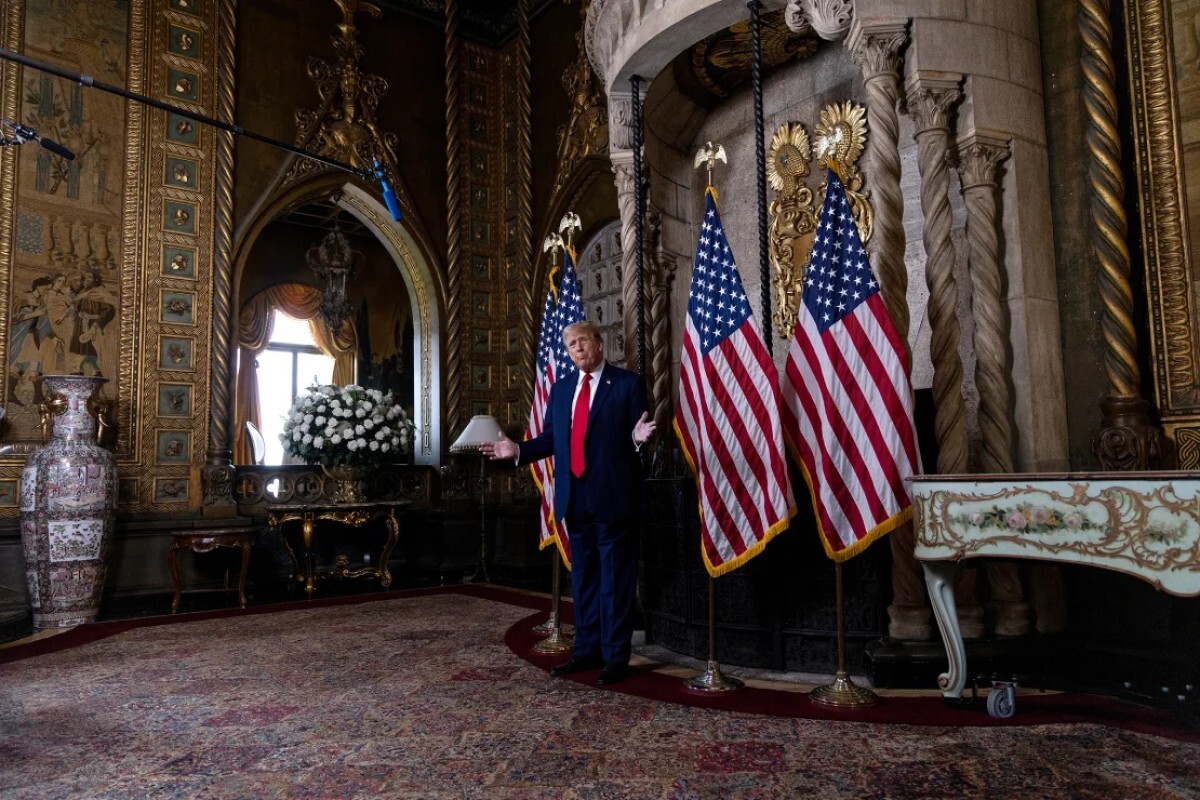 マール・ア・ラーゴの図書室で話すトランプ氏=4日、フロリダ州パームビーチ/Alon Skuy/Getty Images