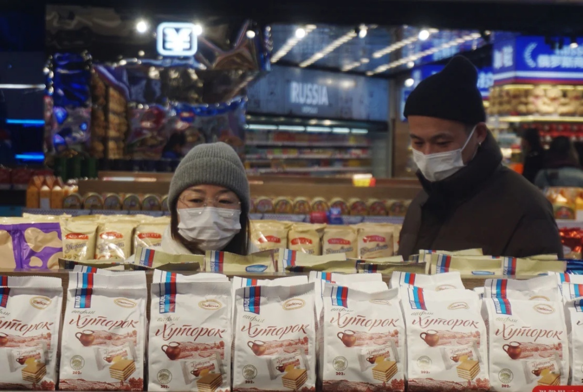 ロシア産ビスケットが並ぶ店内の様子=1月9日、浙江省杭州市/Long Wei/Future Publishing/Getty Images