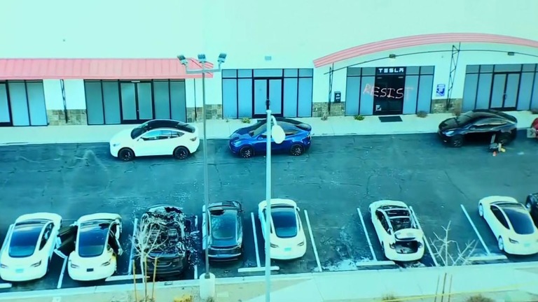 米ラスベガス市警の公開映像には破壊されたテスラ車や落書きされた入り口が映っている/KVVU