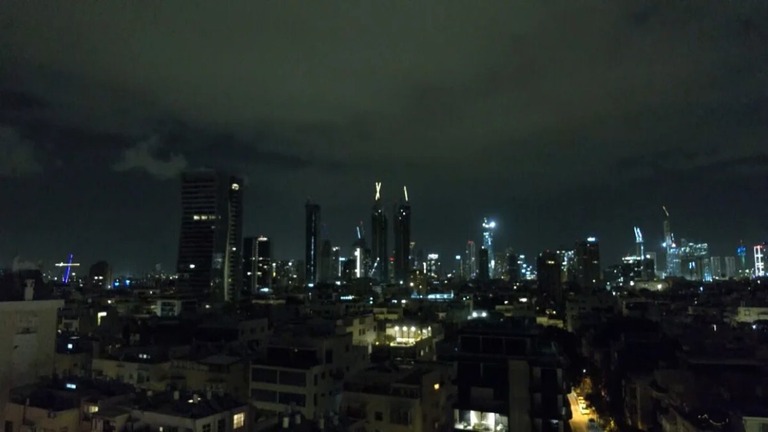 ２０日未明のテルアビブの空。イスラエルがフーシのミサイルを迎撃する中、警報サイレンが響いた＝２０日未明/Reuters