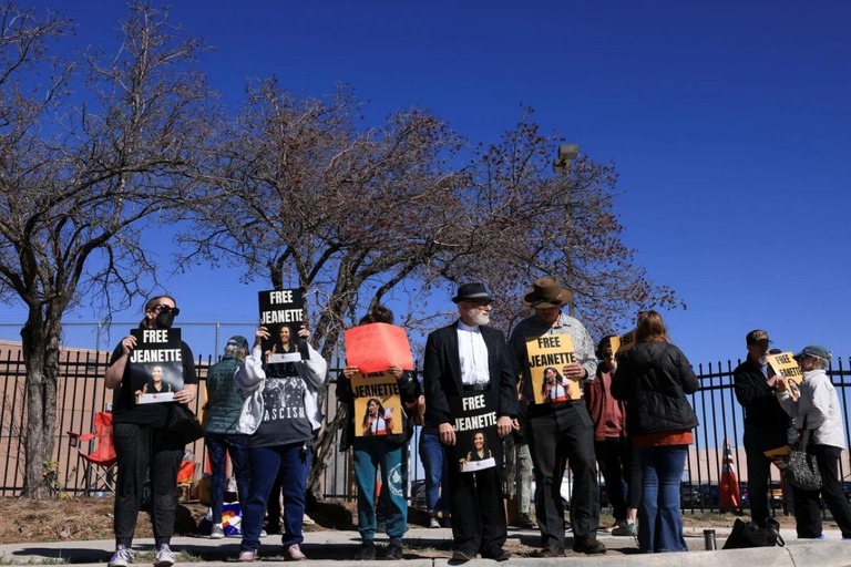 コロラド州オーロラの収容施設前に集まった抗議者ら/Kevin Mohatt/Reuters