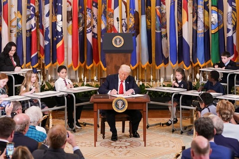 トランプ米大統領、教育省の解体に向けた大統領令に署名