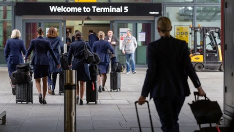 英ヒースロー空港、通常業務再開　大規模停電による混乱の翌日