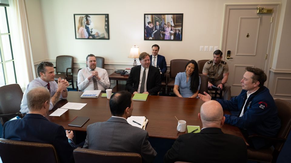 国防総省での会合に迎えられるイーロン・マスク氏(右端)/Senior Airman Spencer Perkins/Office of the Secretary of Defense Public Affairs