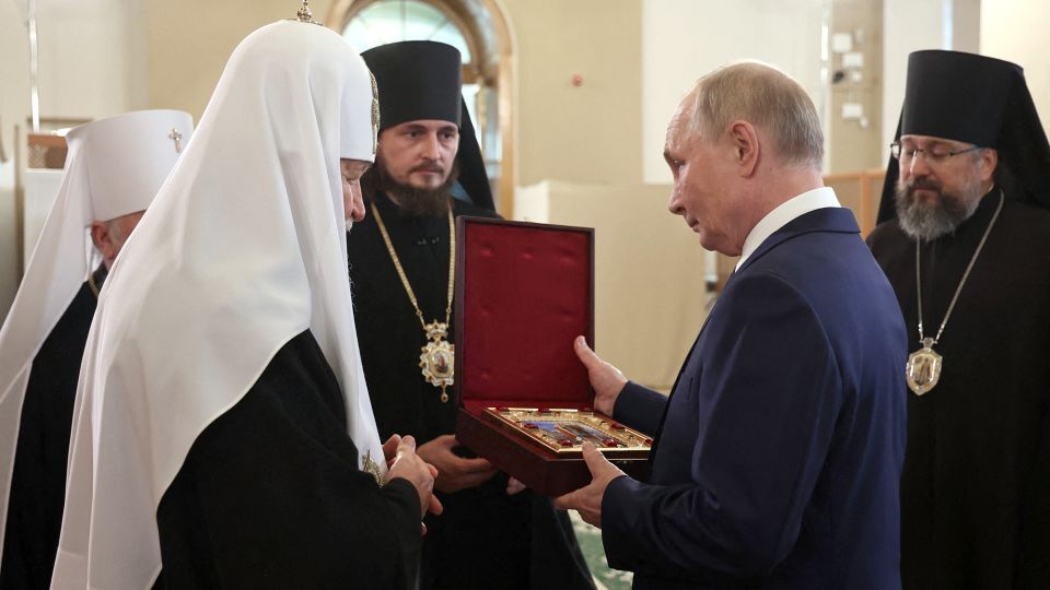 ロシアのサンクトペテルブルクにあるアレクサンドル・ネフスキー大修道院を訪問したプーチン大統領(右から二人目)とロシア正教会のキリル総主教/Alexander Kazakov/AFP/Getty Images