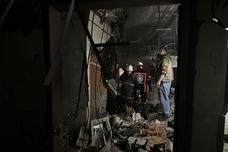 空爆によって破損した病院の内部の様子/Doaa Albaz/Anadolu/Getty Images