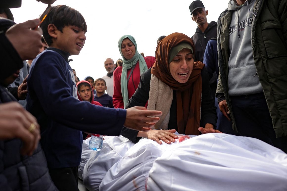 イスラエル軍による攻撃で亡くなった親族を悼むパレスチナ人女性と子ども=22日、パレスチナ自治区ガザ地区ベイトラヒア/Bashar Taleb/AFP via Getty Images
