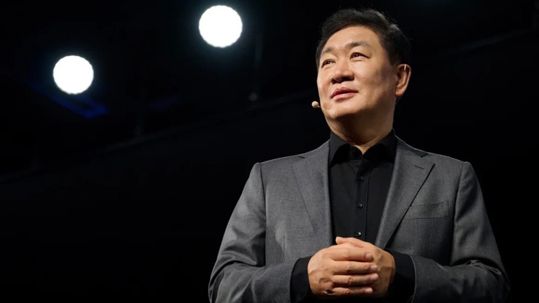 米ラスベガスで開かれた家電見本市「ＣＥＳ」のイベントで講演する韓宗熙（ハンジョンヒ）副会長兼共同最高経営責任者＝２５年/ Bridget Bennett/Bloomberg/Getty Images