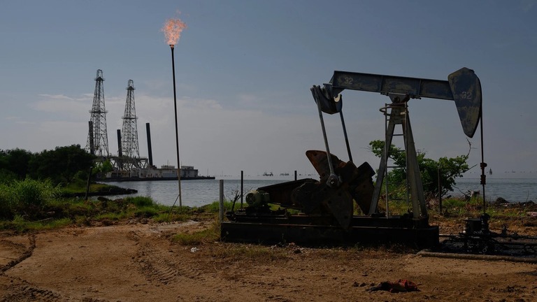 ベネズエラ国営石油会社のポンプジャック＝ベネズエラ西部スリア州のマラカイボ湖/Gaby Oraa/Bloomberg/Getty Images
