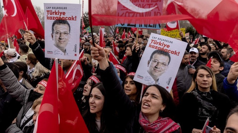 逮捕されたイマモール市長への支持を叫ぶ抗議デモ参加者/Burak Kara/Getty Images