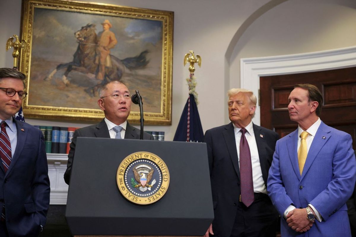 トランプ大統領らとともに計画について発表する現代自動車グループの鄭義宣(チョンウィソン)会長=24日、米ホワイトハウス/AP