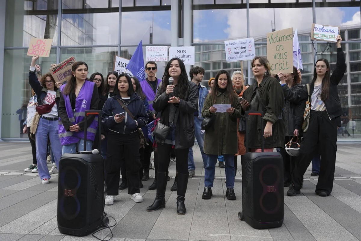 ドパルデューさんの公判が行われている法廷の前で抗議の声を上げる女性たち/Aurelien Morissard/AP