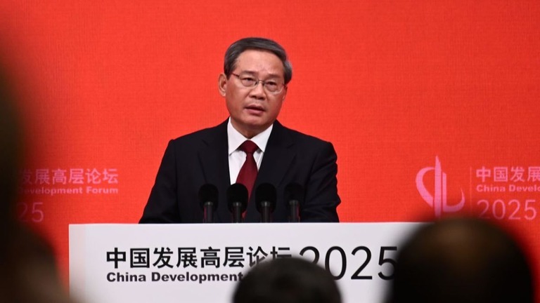 北京で開催された「中国発展フォーラム」で開幕演説を行う中国の李強首相/Johannes Neudecker/picture alliance Getty Images