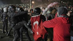 大統領の「政敵」逮捕後に抗議デモ、１０００人超拘束　トルコ