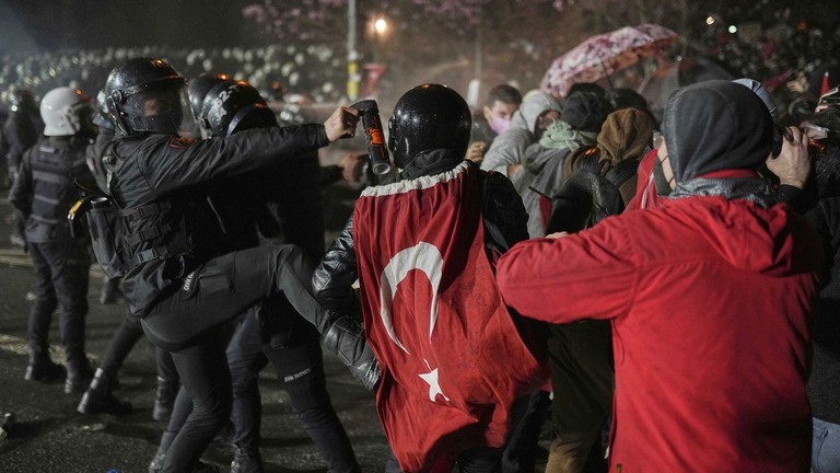 イスタンブール市長の逮捕後に発生した抗議デモで衝突するデモ参加者と警察機動隊/Francisco Seco/AP
