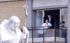 死が近かったフランシスコ教皇、一時は治療中止も検討　主治医が明かす