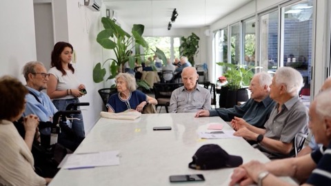９０歳超の高齢者ら、ポッドキャスト制作　孤独感を語り人気に