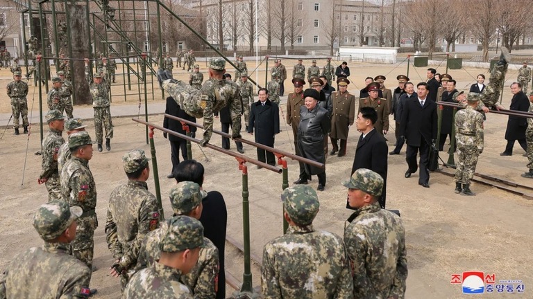 平壌の軍事教育機関を視察する金正恩（キムジョンウン）総書記＝２月２５日/KCNA/Reuters