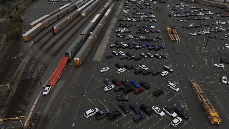 新車が列車の車両から降ろされる様子＝４日、リッチモンド/Justin Sullivan/Getty Images