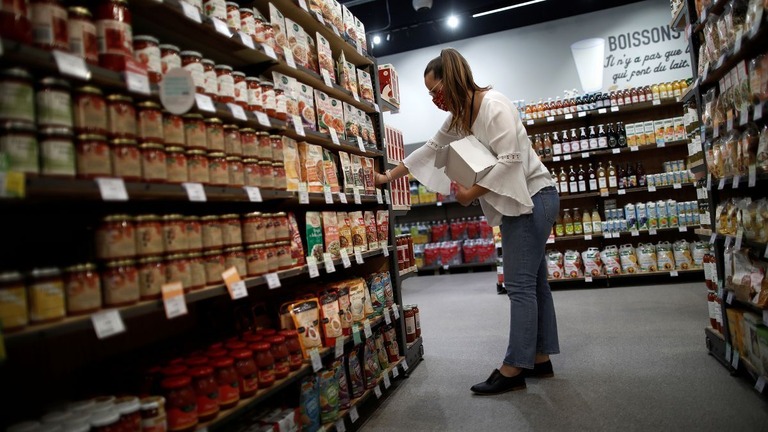 商品を補充する従業員＝フランス・パリ近郊の食料品店/Benoit Tessier/Reuters