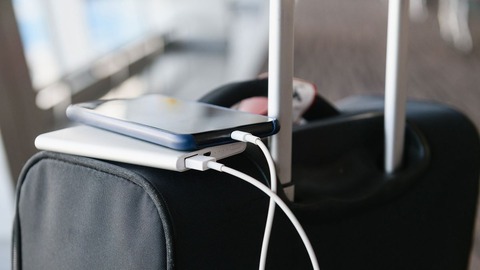モバイルバッテリーの機内持ち込み、禁止する航空会社が増加　その理由は？