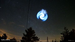 夜空に輝く青い渦巻き模様、スペースＸのロケット打ち上げで発生か　欧州上空