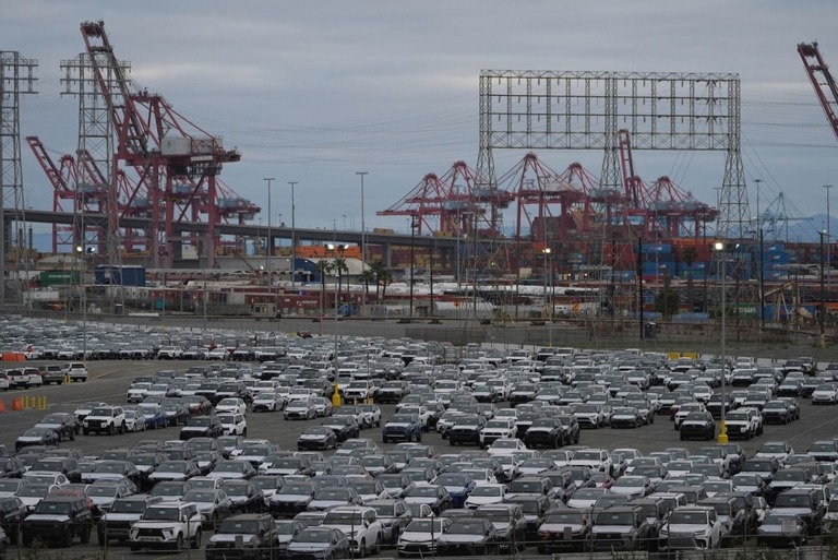 輸入施設に保管されているトヨタの新車＝２６日、カリフォルニア州ロングビーチ/Damian Dovarganes/AP