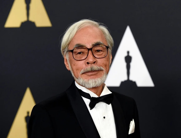 映画芸術科学アカデミー主催のガバナーズ賞授賞式で写真撮影に臨む宮崎駿監督＝２０１４年、カリフォルニア州ロサンゼルス/Kevork Djansezian/Reuters/File