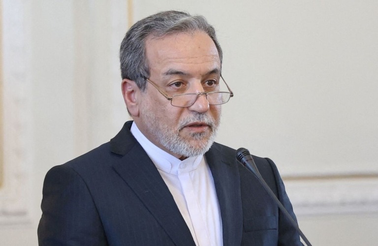 記者会見で発言するイランのアラグチ外相＝２月２５日、イラン・テヘラン
/Majid Asgaripour/Wana News Agency/Reuters/File