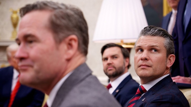 （手前から）ウォルツ米大統領補佐官、ヘグゼス米国防長官、バンス米副大統領＝１３日、米ホワイトハウスの大統領執務室/Andrew Harnik/Getty Images