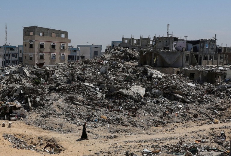 破壊された住宅地＝２７日、パレスチナ自治区ガザ地区南部ハンユニス/Ramadan Abed/Reuters