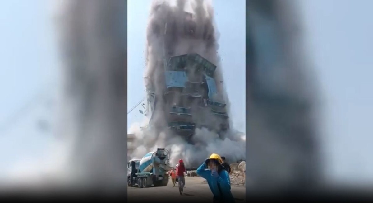 動画から取得したスクリーンショットには、ビルの崩壊の様子が捉えられている=28日、タイ首都バンコク/Obtained from Social Media