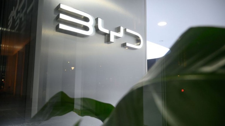 テスラを上回る業績を記録し、ＥＶ界に旋風を巻き起こしている中国のＢＹＤ/Stringer/NurPhoto/Getty Images