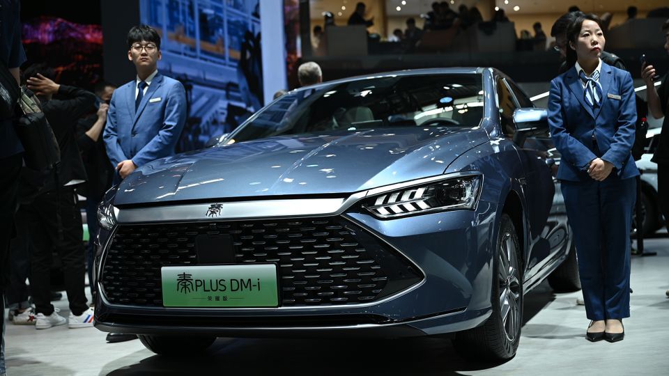 北京のモーターショーで展示されるBYDのコンパクトセダン「秦」/Johannes Neudecker/dpa/picture alliance/Getty Images
