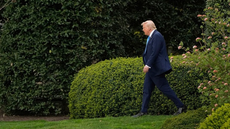 ホワイトハウスの敷地内を移動するトランプ大統領＝２８日/Mark Schiefelbein/AP