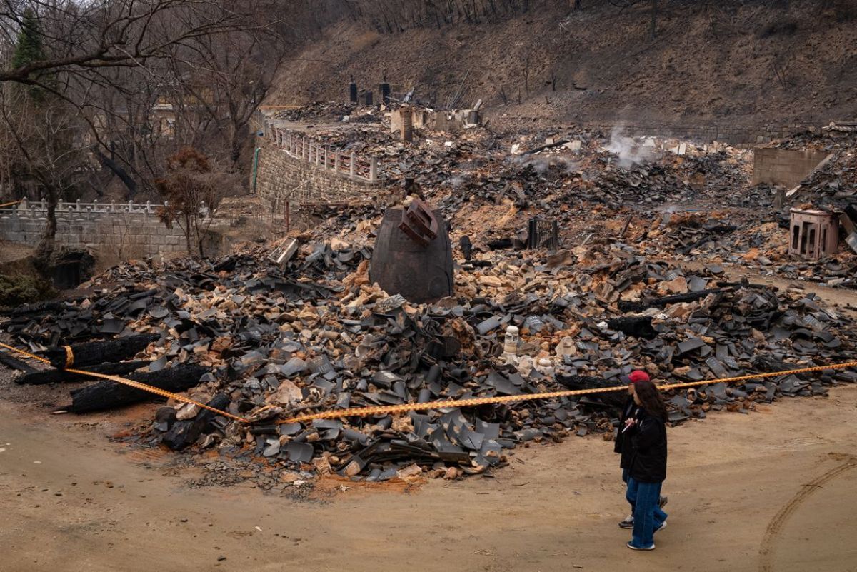 山火事によって焼け落ちた寺院=慶尚北道義城郡/Chris Jung/NurPhoto/Getty Images