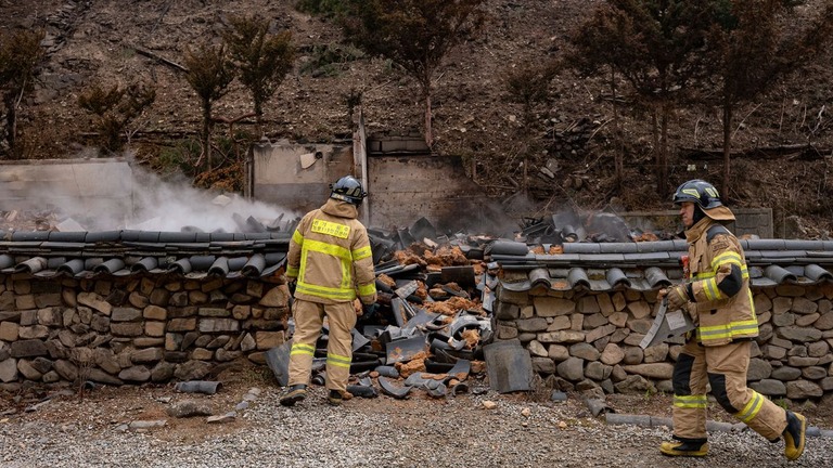 山火事によって損傷した寺院＝２８日、慶尚北道義城郡/Chris Jung/NURPHO/AP