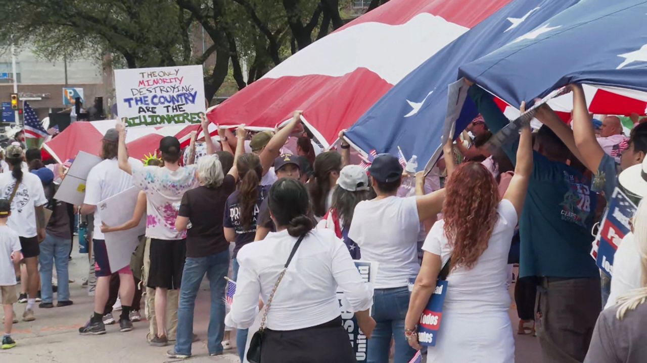 トランプ米大統領の移民政策に反対するデモ行進には推定数千人が参加した＝３０日、米テキサス州ダラス/CNN