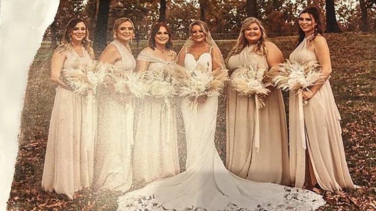 米ミズーリ州で、竜巻の後、遠く離れた場所で見つかった結婚式の写真が持ち主のもとに無事に戻る出来事があった/Lacy Rose Photography via Bonnie Hemman