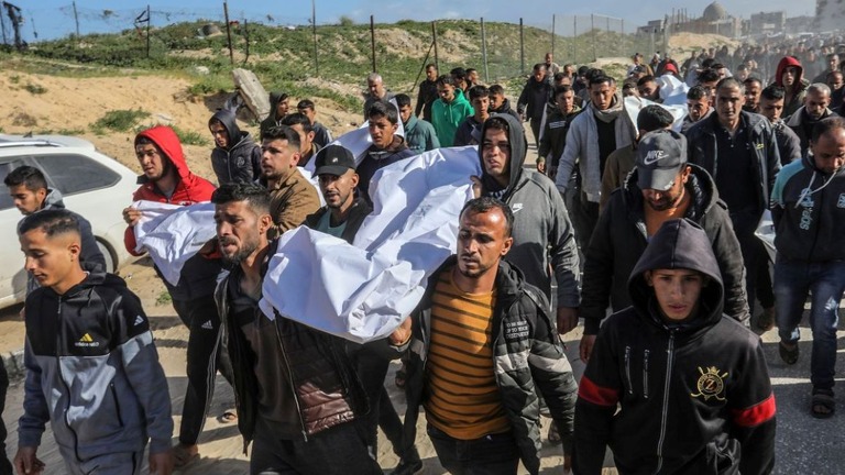 ３０日、ラファの西に位置するワマシ地区ではイスラエル軍による攻撃で亡くなった犠牲者らの埋葬が行われた/Abed Rahim Khatib/Anadolu via Getty Images