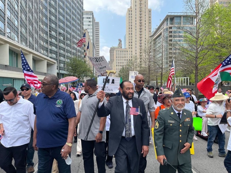 デモ行進に参加した民主党のアル・グリーン下院議員＝３０日、米テキサス州ダラス/Michael Williams/CNN