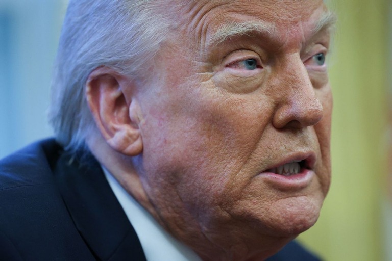大統領執務室で記者団に応じるトランプ米大統領＝２６日/Win McNamee/Getty Images