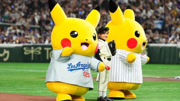 ＭＬＢ東京シリーズの試合の前にはピカチュウの姿も＝３月１８日、東京ドーム/ Masterpress/Getty Images