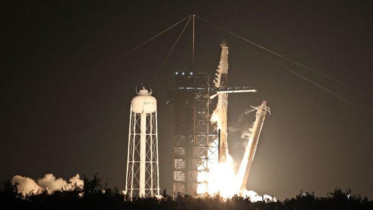 「フラム２」ミッションの乗組員を乗せたスペースＸの宇宙船が打ち上げられた/Gregg Nedwton/AFP/Getty Images