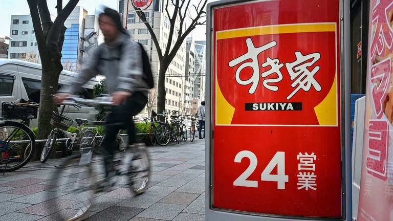 牛丼チェーン大手「すき家」は、虫やネズミの商品への混入を受けて、店舗を一時閉店し、対策を実施する/Richard A. Brooks/AFP/Getty Images
