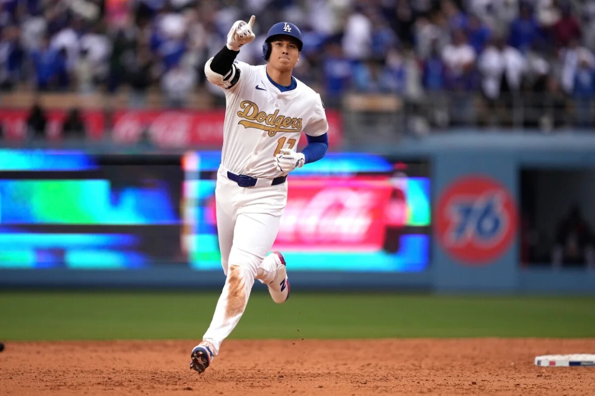 デトロイト・タイガースとの本拠地開幕戦でソロホームランを打ち、ベースを回る大谷/Mark J. Terrill/AP